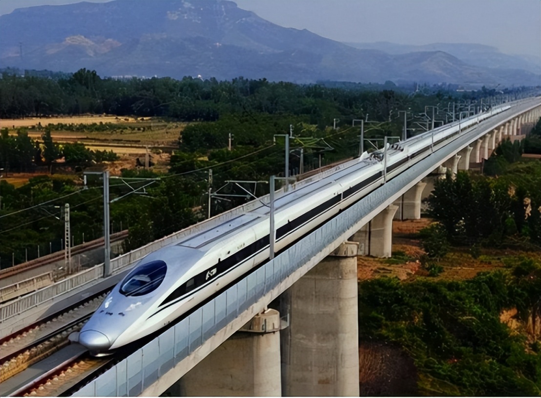 中俄强强联手修建高铁,横跨三国投资万亿,这个项目有多难?