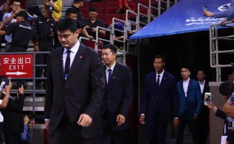 姚明为什么一定要去nba(带队成绩不如信兰成的姚明，为何连任中国篮协主席？国内无能人吗)