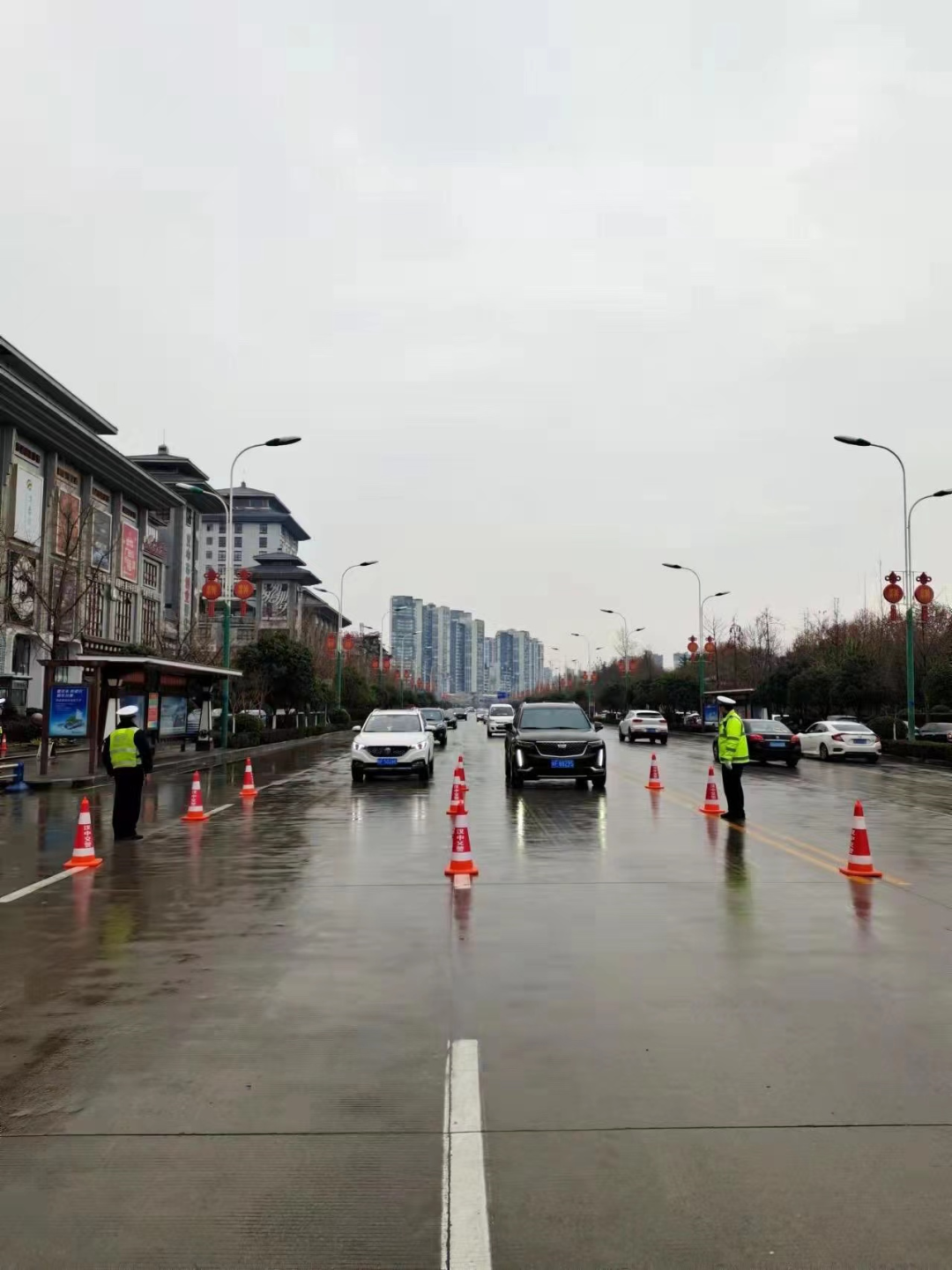 交通文明引领城市文明 | 新年新作为 汉中交警一大队畅交通保民安