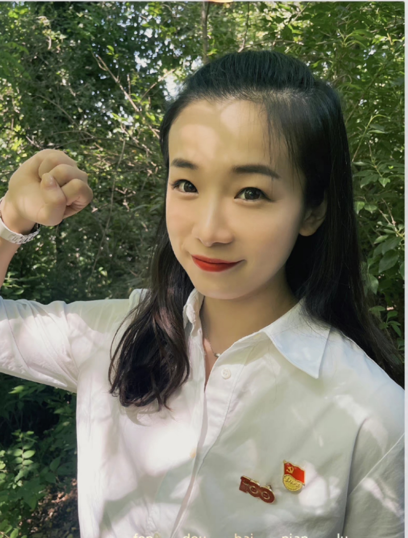 楊鳴妻子個人資料（楊鳴妻子曬9年前合影！手握彩禮卡相識1年便結婚，兩人容顏無變化）