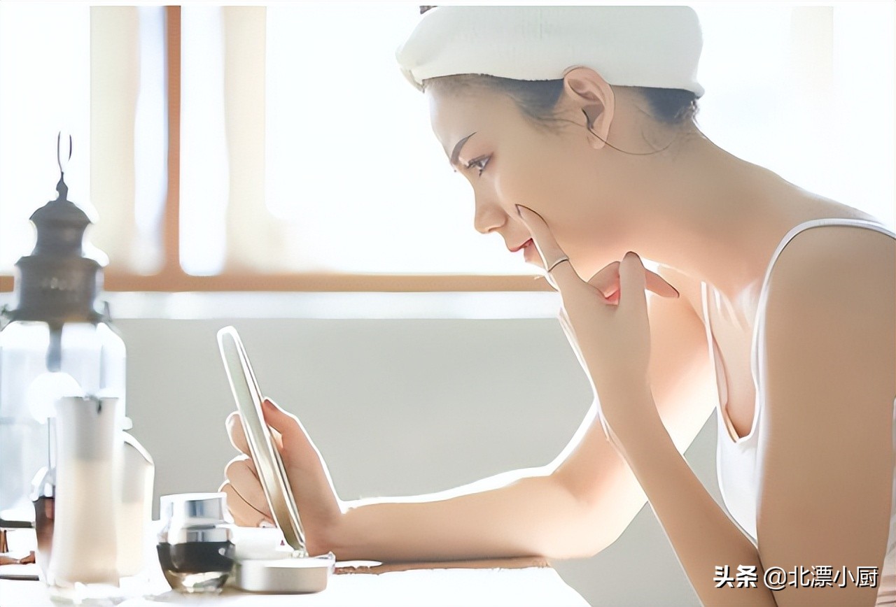 女人若不想变“黄脸婆”，建议“忌2食，饮4水”，气色好显年轻