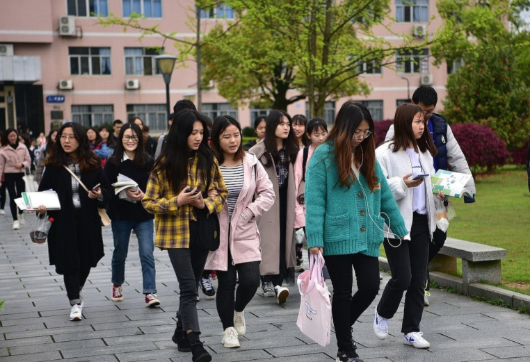 计算机学生晒出课表，只要专业选得“好”，大学的充实感堪比高中