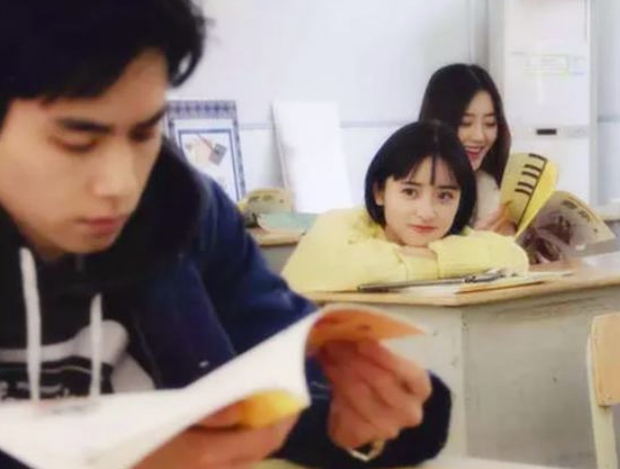 一男大学生给女生塞糖，却被同学视为恶作剧，网友：他长得像邓伦