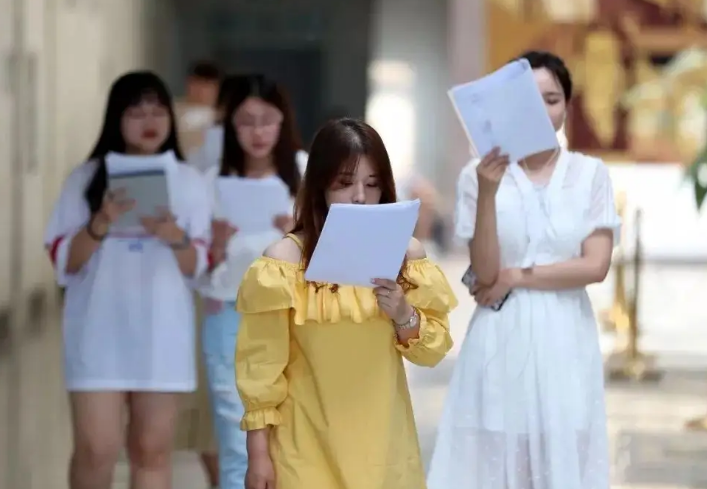 女生期末考试压力太大，面对室友痛哭流涕，看到专业后就理解了