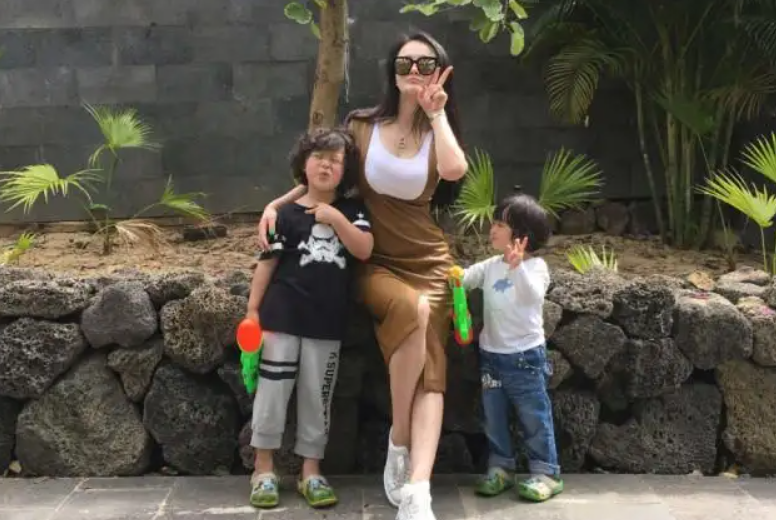 冉莹颖：为爱从央视辞职，一年被甩23次，为救邹市明生三胎存血？