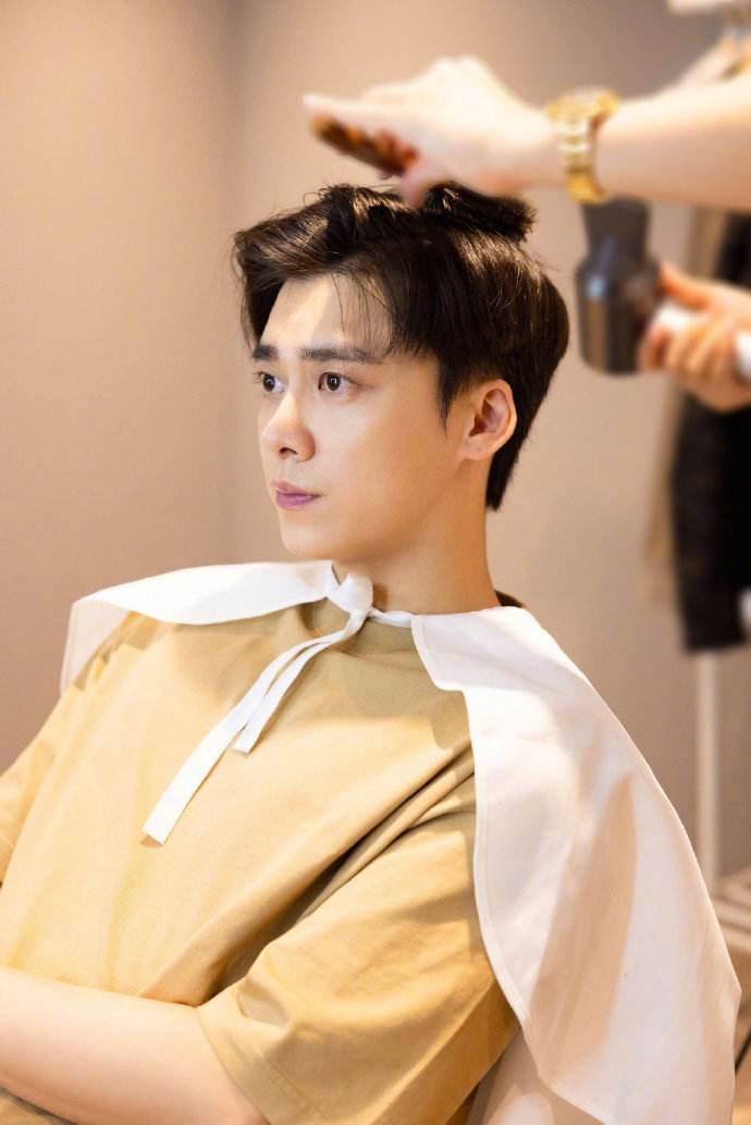 李易峰被曝已婚,结婚证和女方信息曝光,曾说35岁前要结婚