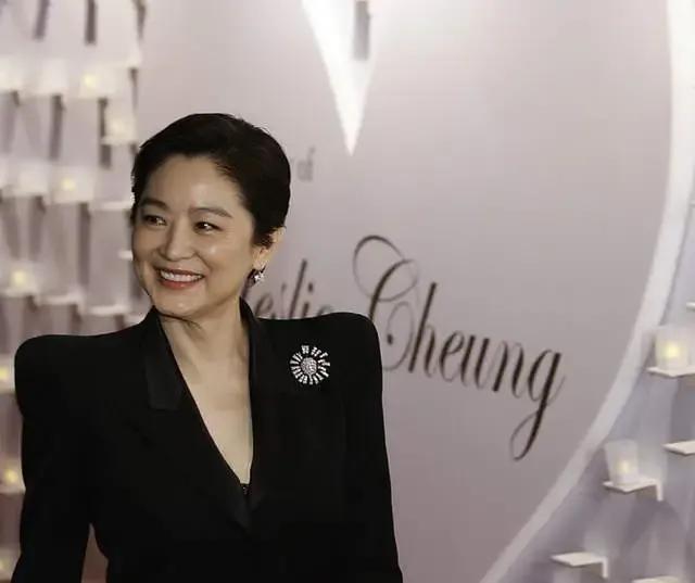 林青霞豪华别墅凌晨失火，18名佣人被困，自救逃生