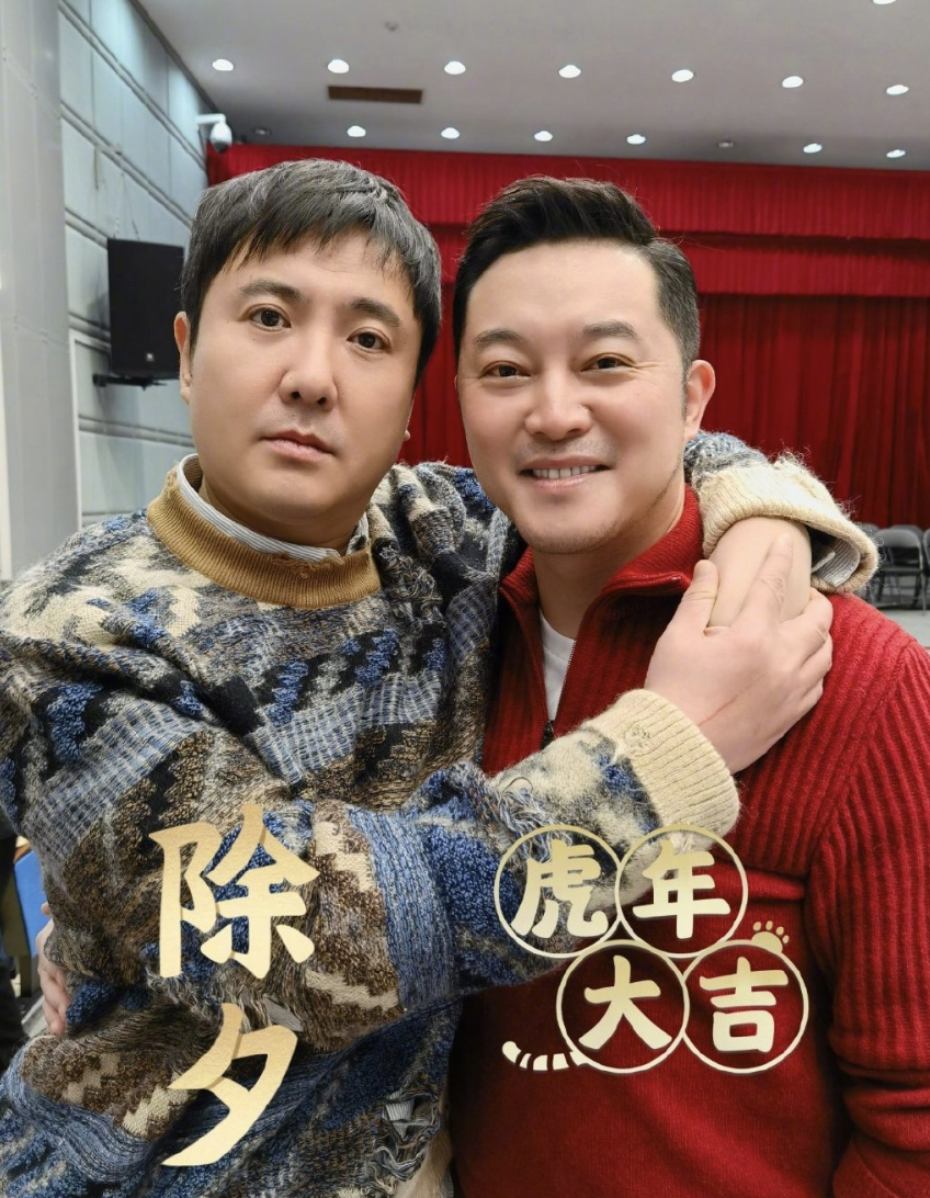 沙溢44岁生日，妈妈和妻子分别为他庆生，父子三人同框很温馨