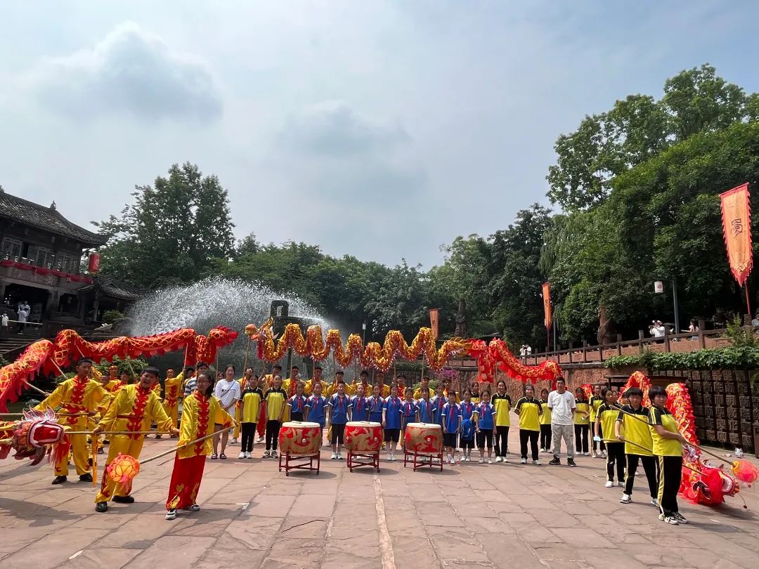 浓情端午 鼓乐龙腾——黄龙溪学校小龙队受邀参加景区文化展演活动