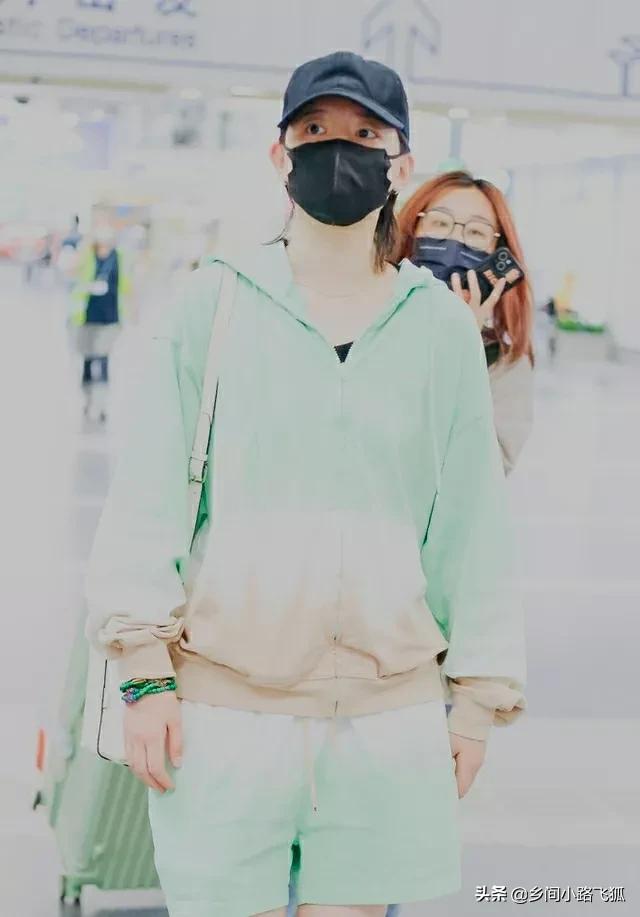 李斯丹妮一身奶绿色运动套装现身机场 清新飒爽星范足