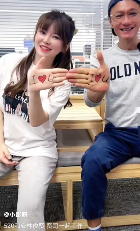 憋笑女助理要出道了？网友希望她不要抛弃庞麦郎，毕竟他只有她了