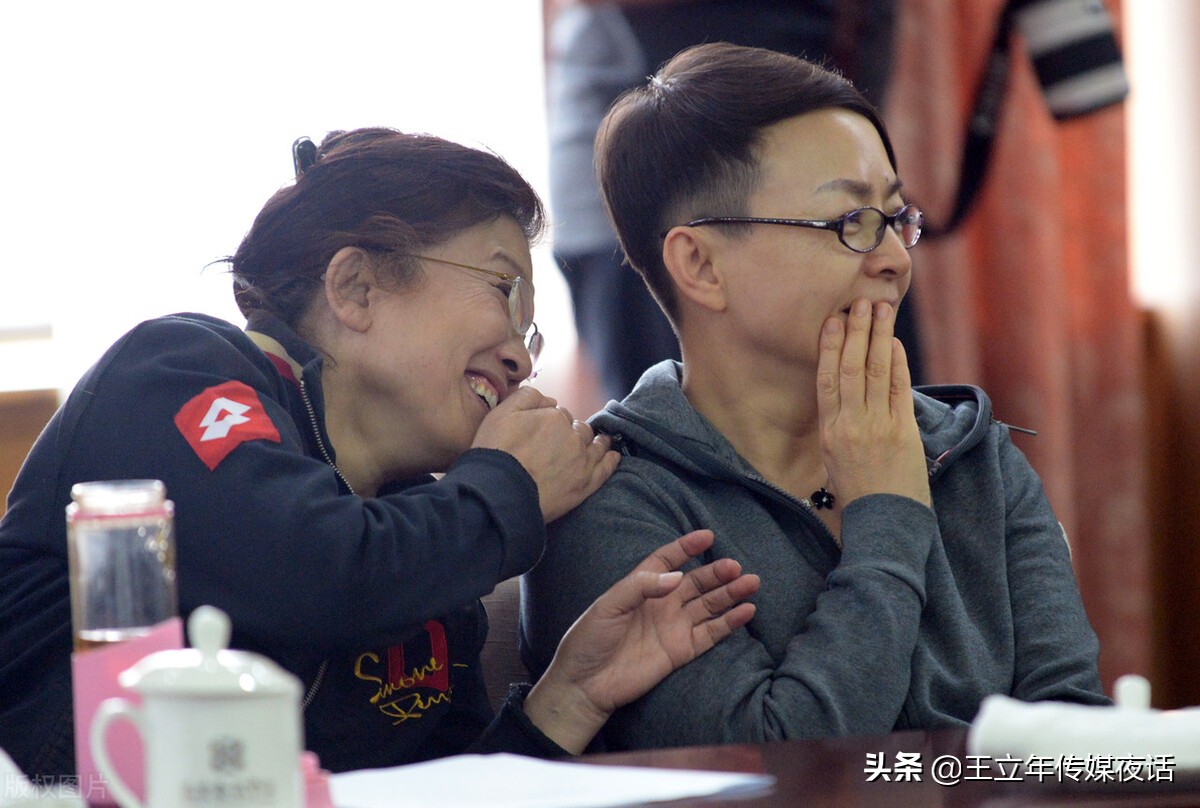 宋丹丹《萌探探探案》录制：白色套装，率性利落风