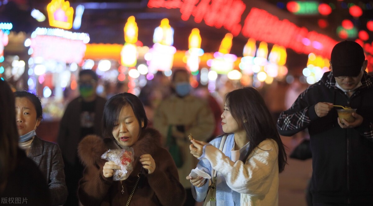 白天不懂夜的黑，不来不知夜市美，这里的深夜，人们都在努力生活