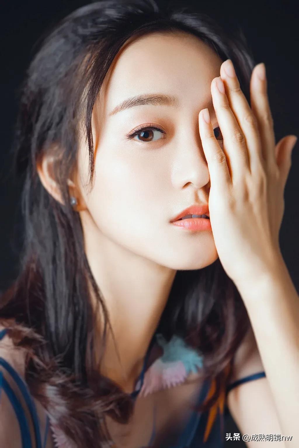 青春靓丽,时尚迷人,甜美可爱的何泓姗,美丽写真照