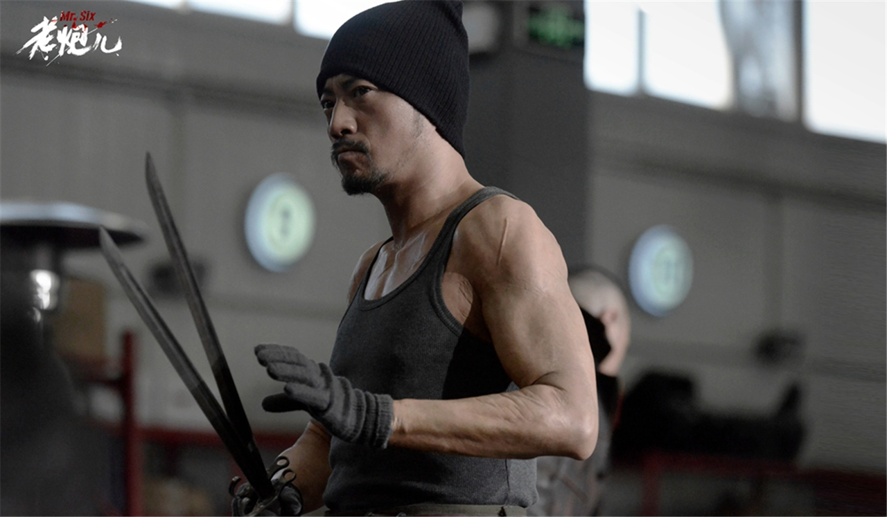 "弄虚作假"的大明星们,肌肉是假的,头发是假的,甚至身高也假