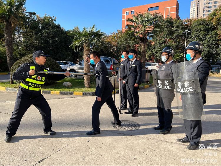 西安碑林公安兴庆路派出所民警对辖区涉旅酒店进行反恐演练