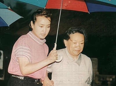 刘晓庆的妹妹刘晓红：我看到了姐姐的脆弱和心痛，含泪送姐姐出嫁