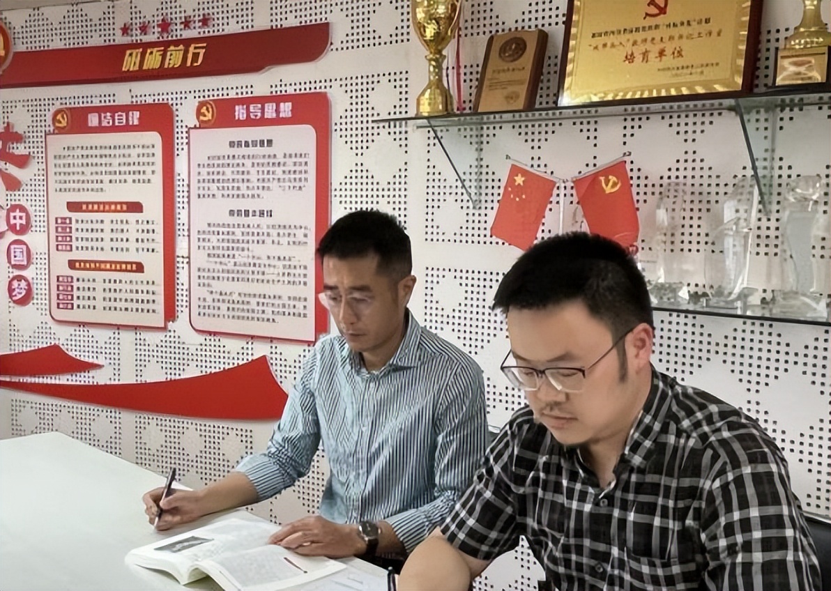 大学生想要入党，“决定权”在谁手上？除了辅导员还有个人很重要