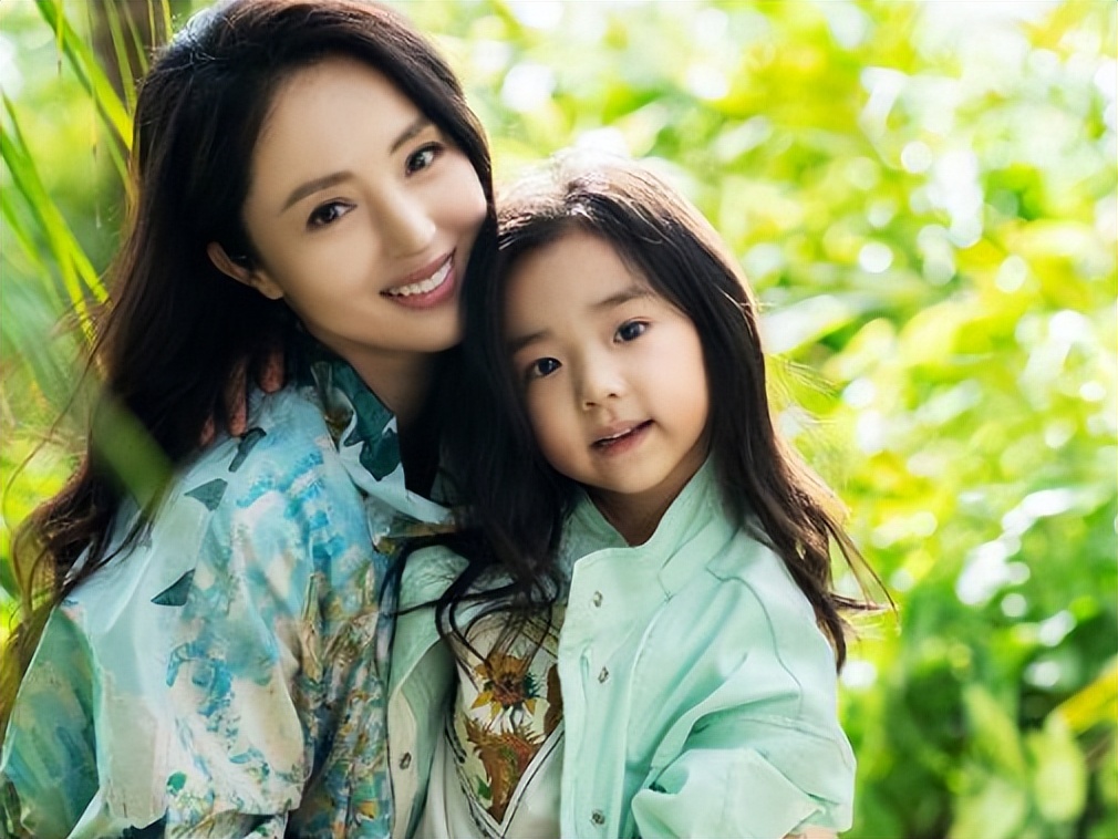 董璇带女儿看陈思诚新作并大赞，小酒窝五官俏丽，笑起来超像妈妈