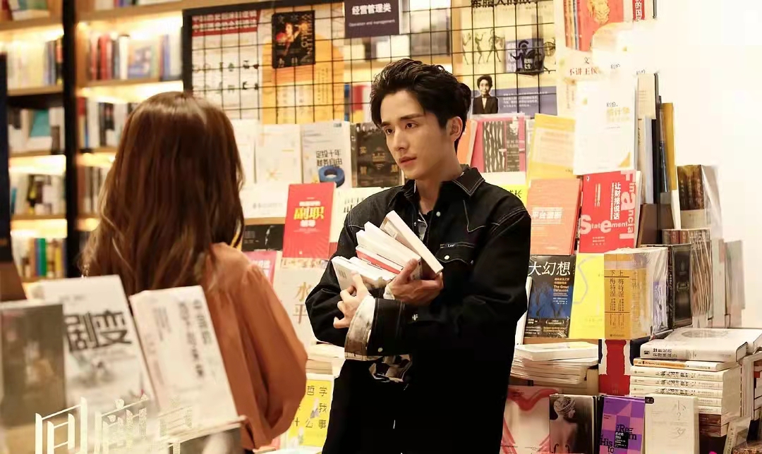 《回廊亭》首播两集，三个细节悬疑感拉满，程成不想认爹是装的？