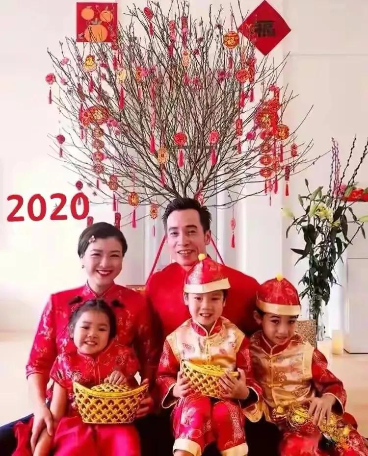 陈茵媺连续5年拍同款新年全家福，记录幸福生活，一家五口超幸福