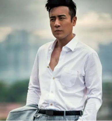 “大器晚成”于和伟：母亲反对他演戏，姐姐卖钢琴送他去戏剧学院