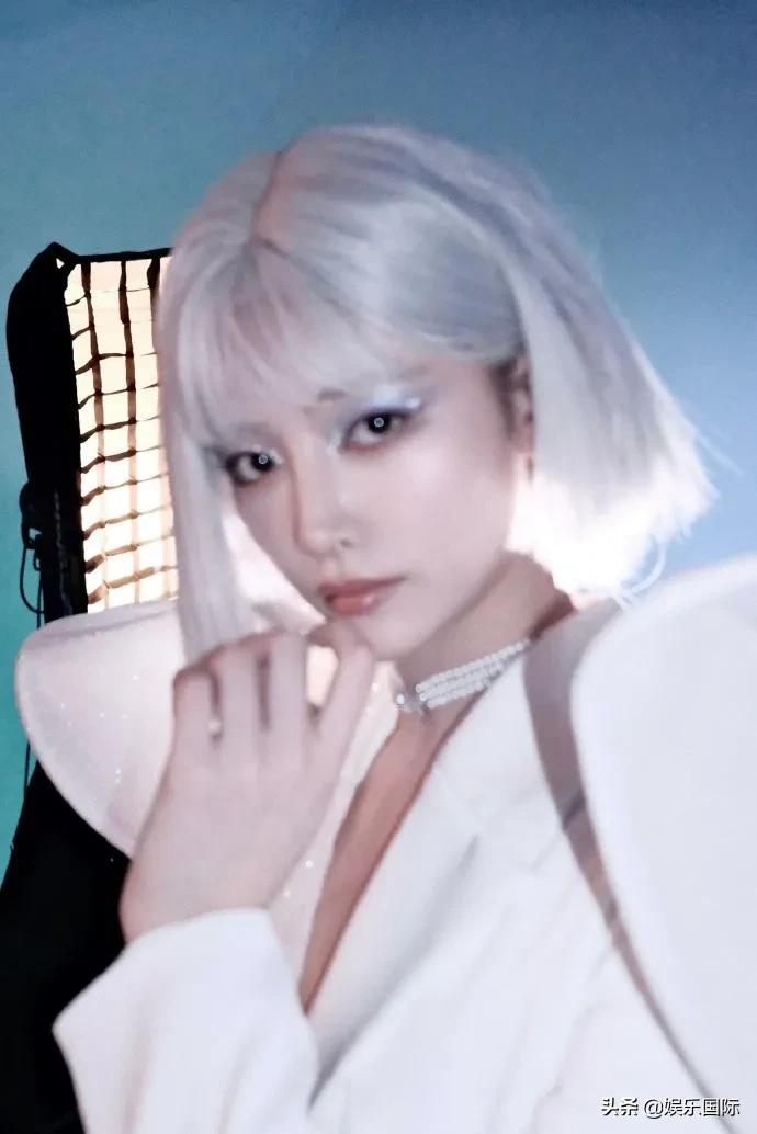 许佳琪抹胸裙秀香肩 夸张眼妆搭银发好吸睛