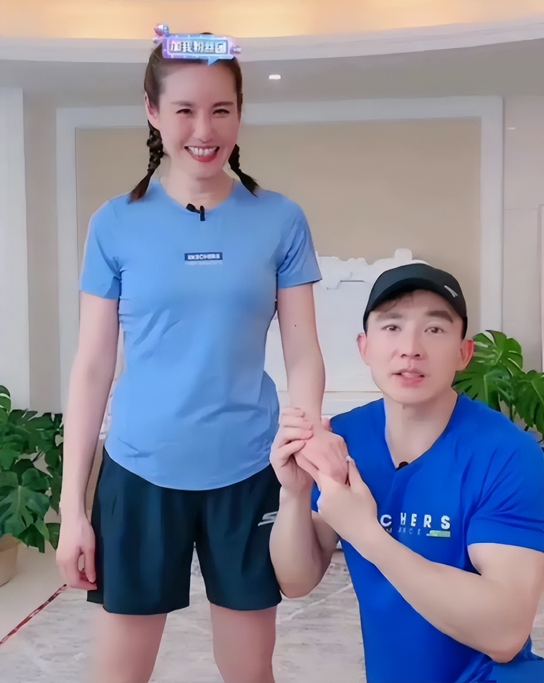 刘畊宏晒女儿近照，9岁小泡芙眼睛黑亮长相清秀，被赞：美人胚子