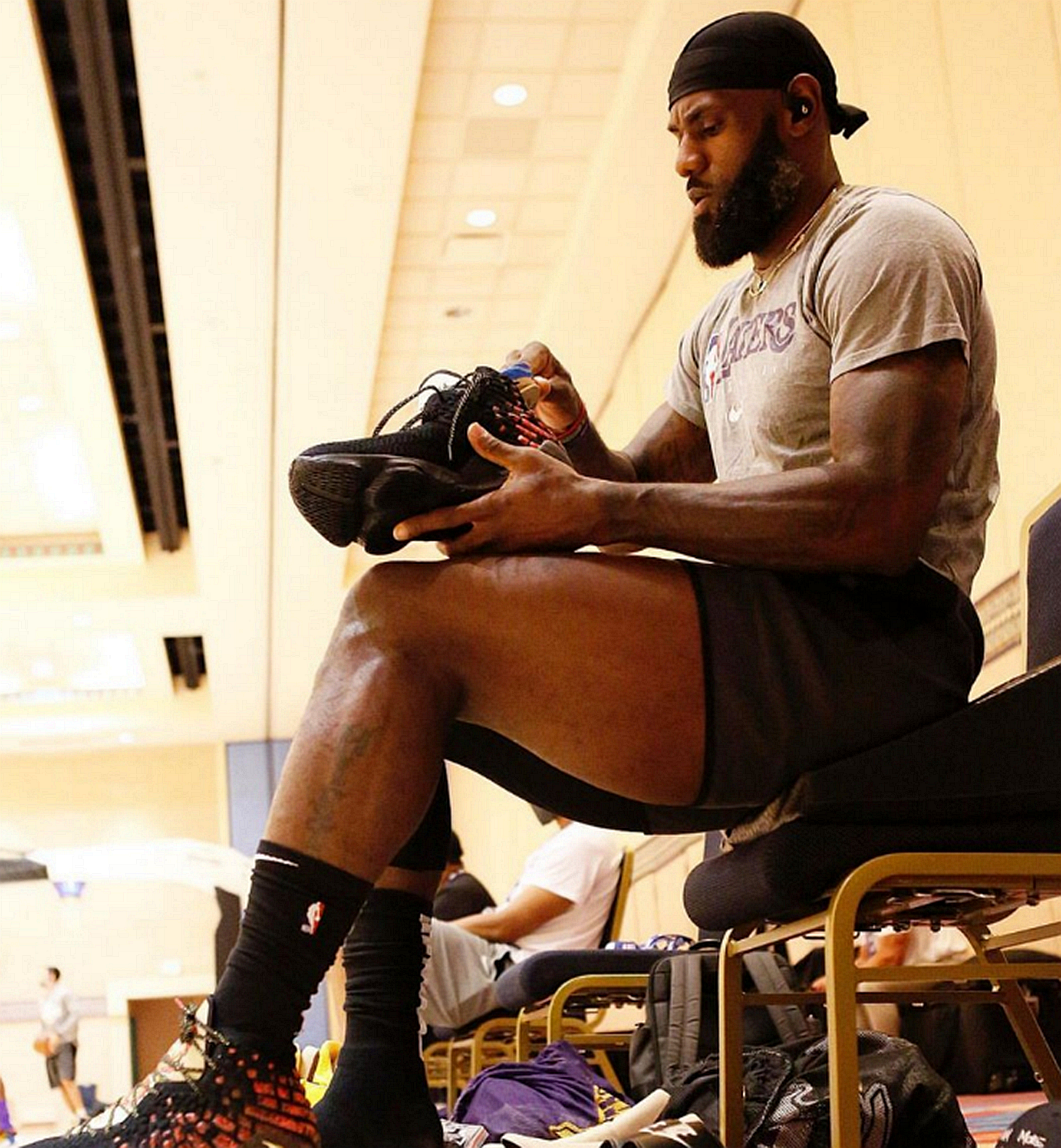 nba球员为什么没胸肌（众所周知詹姆斯肌肉强悍，为何身上几乎看不到胸肌和腹肌呢？）