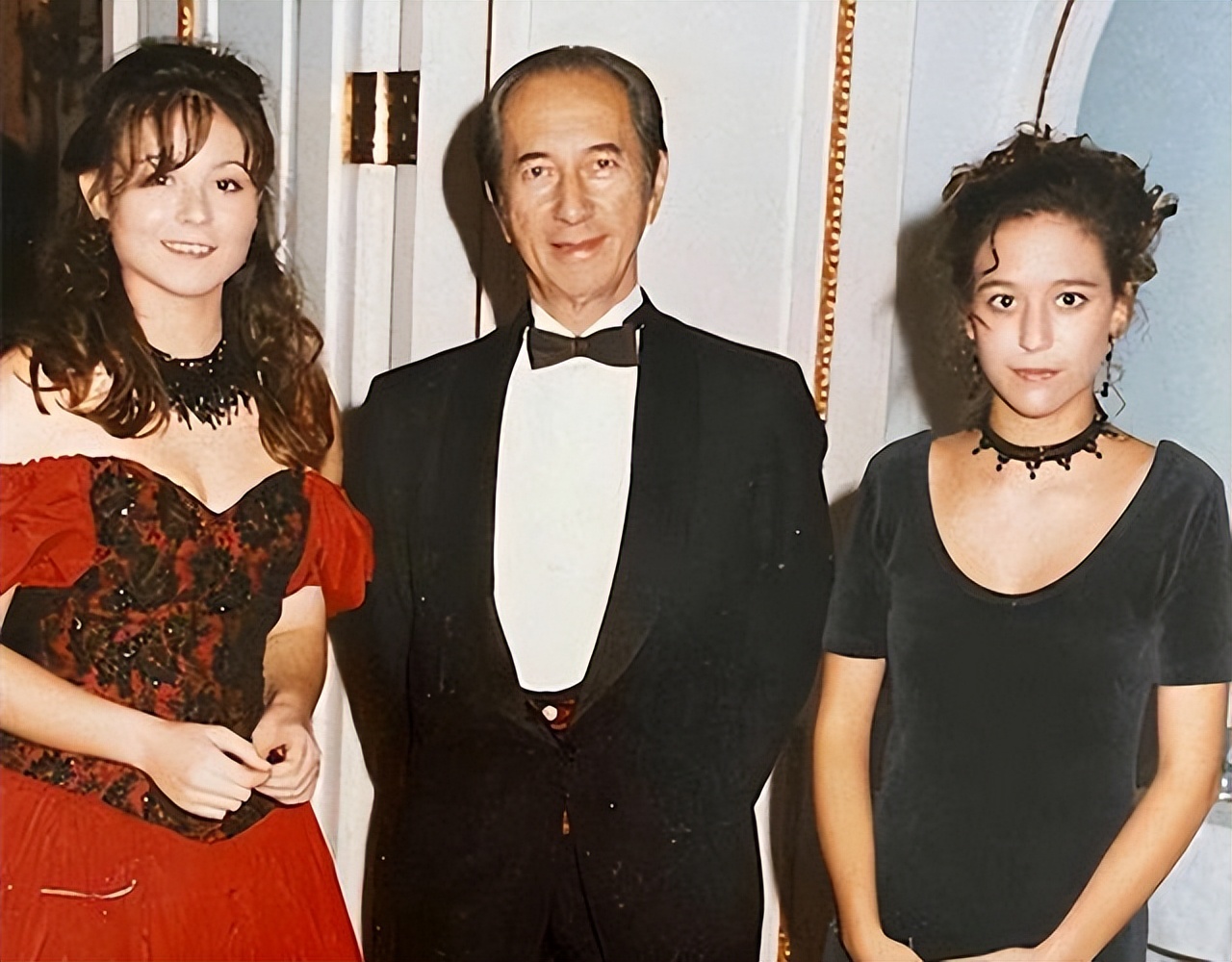 何超雄年轻时有多漂亮?留着齐肩金色小卷发,长相精致且清秀