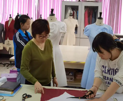 女大学生用床单给室友做衣服，风格独特“很洋气”，却遭网友吐槽