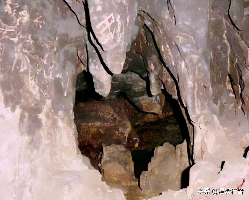 青城山九老洞(我国首次洞穴探险，揭开九老洞神话传说之谜，意外发现二十具尸骸)