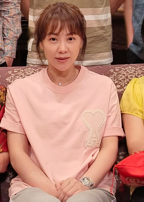 她比彭新智还大了一个月,今年51岁,前三嫂幸子扮演者刘涛是1978年出生