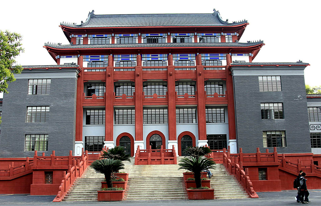 国内本科大学“报考热度”排名，厦大荣登榜首，清华勉强进前五