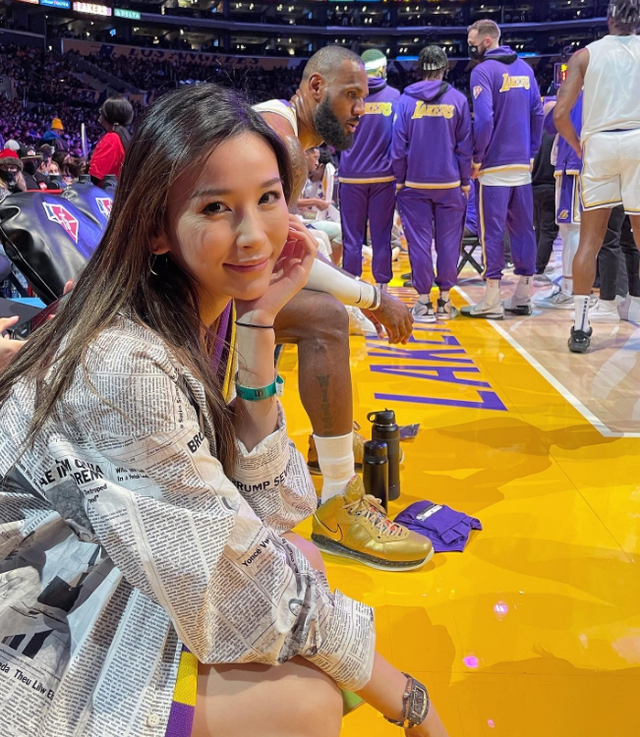 湖人最美女球迷(湖人美女球迷走红,韵味十足吸粉无数,脚踩湖人球票引