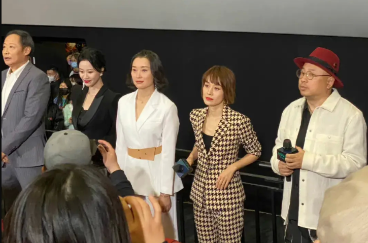 远离格格巫下巴、发面馒头脸，优雅老去才是中年女星最美的状态