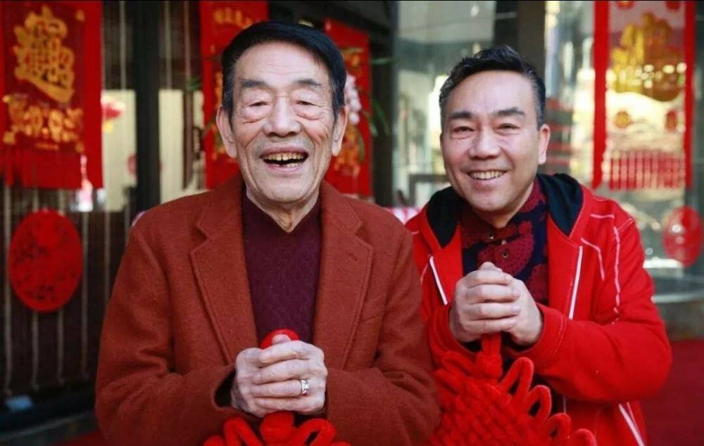 90岁杨少华被曝病危后现身,办家庭聚会精神好,祖孙三代五官超像