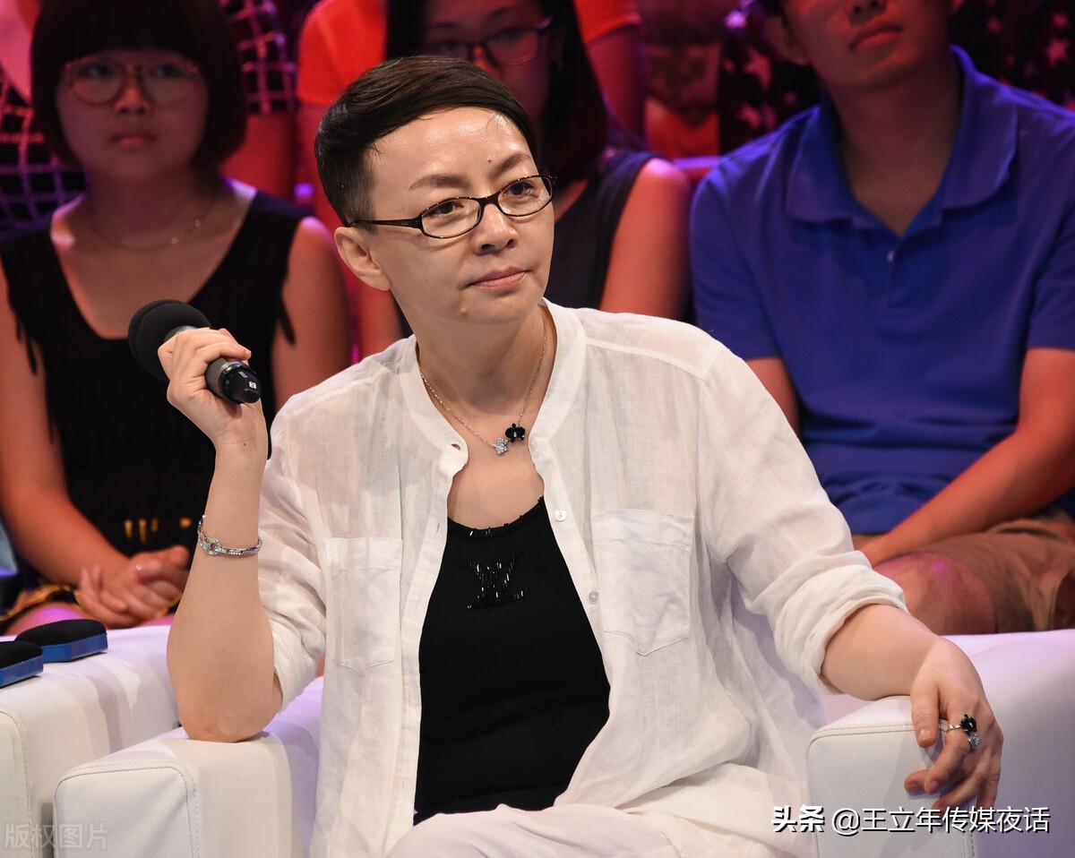 宋丹丹《萌探探探案》录制：白色套装，率性利落风