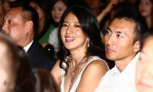 中国哪些运动员夺冠奥运会奖牌（中国首位冬奥金牌得主，15年获56个世界冠军，如今已成为富太太）