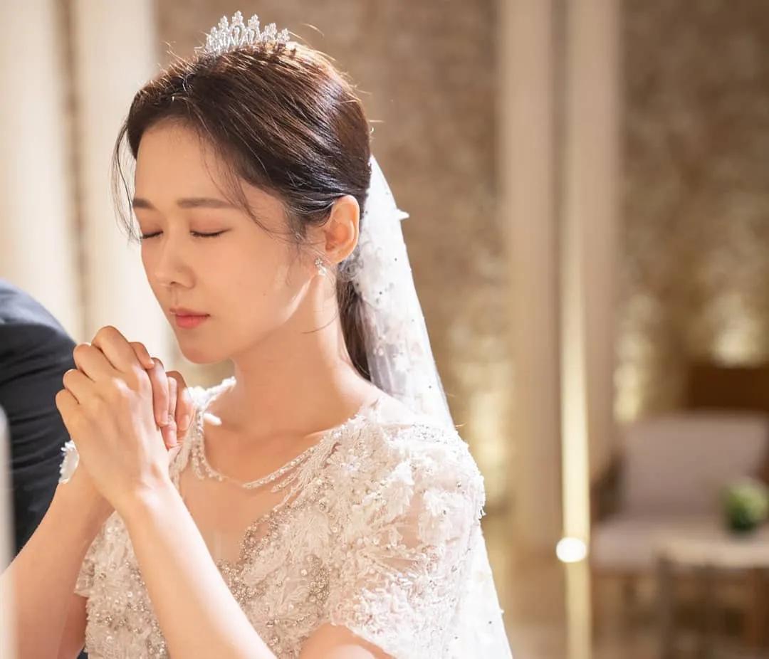 韩国演员张娜拉官宣我要结婚了和小6岁男友交往2年多终于喜结良缘