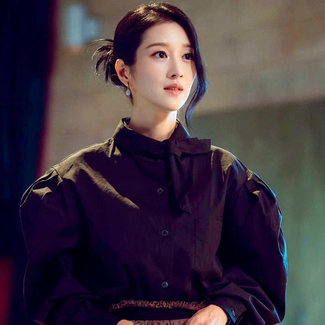 脸比手小，穿百万衣服勒出46cm寸腰！“疯批美人”徐睿知又惊艳了