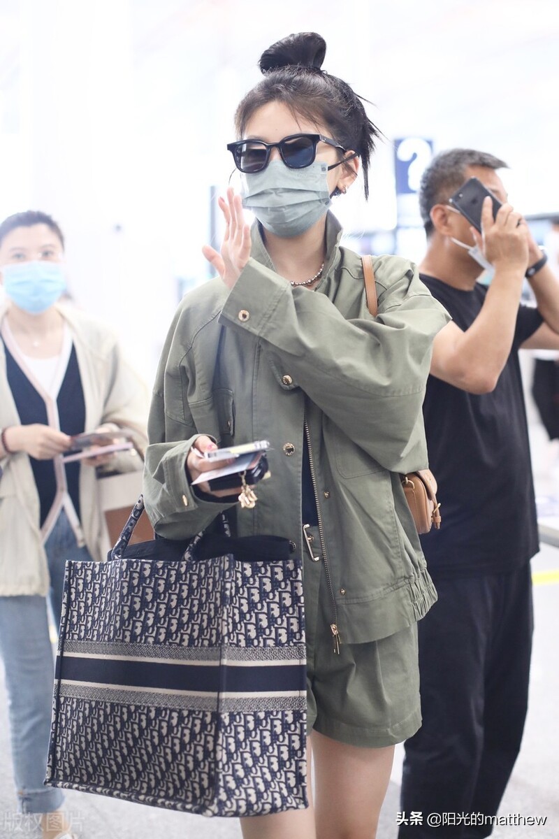 章若楠工装外套搭短裤现身机场，头发高扎超酷绝伦