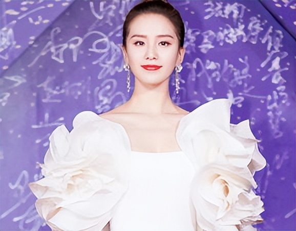 颜值不足脖子凑！这8位女星的天鹅颈太优越，气质一下就出来了