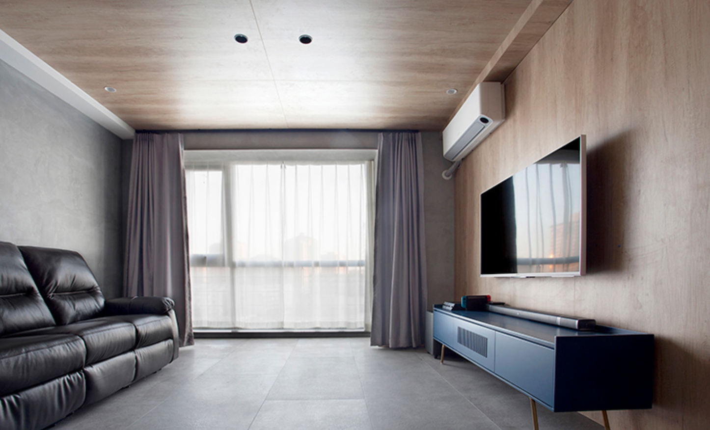 这是我见过最高级的工业风装修，卧室做抬高，既简单又大气