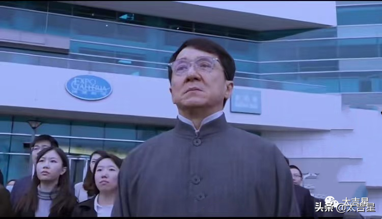 香港回归25周年：成龙街头“唱国歌”，消防员夜跑接力30公里