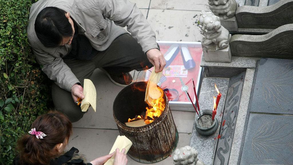 2012年，湖北山洞每逢清明便“吐鱼”达上千斤，专家告知不能吃