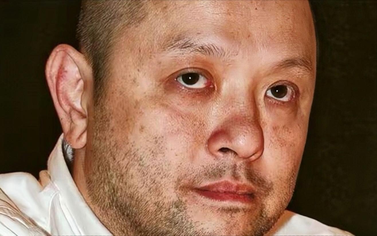 邱淑贞富商丈夫极速变老!胡子拉碴显沧桑,一年亏损7.5亿压力大-蘑菇号