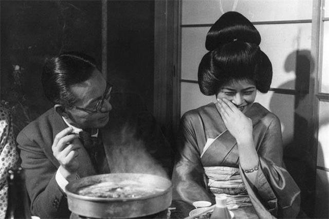 日本烟花女子74岁高龄仍站街，60年不间断拉客，却备受日本人尊重