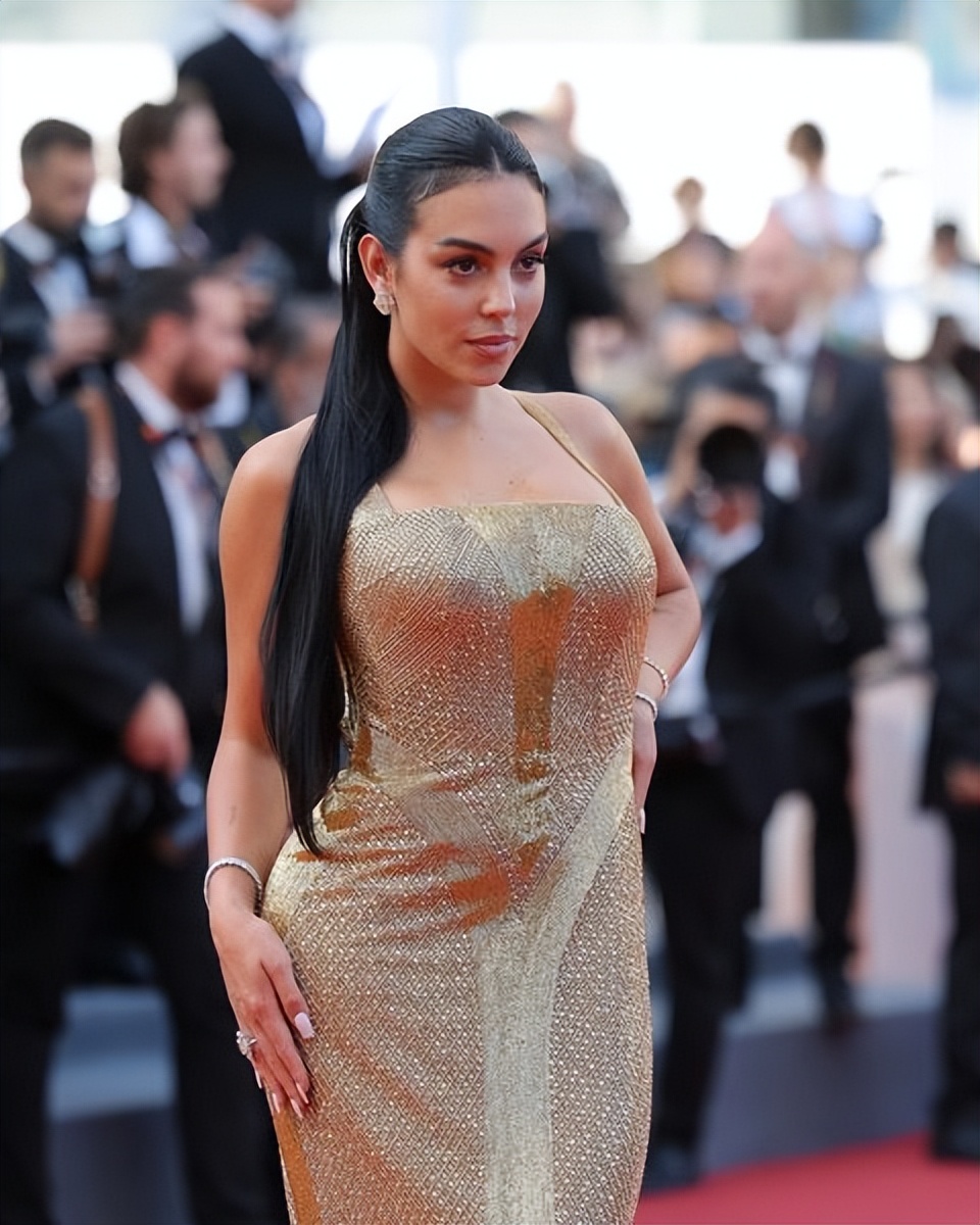 超模伊莲娜穿银裙亮相!扳回一局赢了乔治娜,乔妹用力过猛秀性感