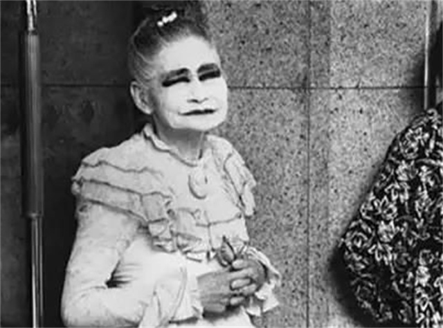 日本烟花女子74岁高龄仍站街，60年不间断拉客，却备受日本人尊重